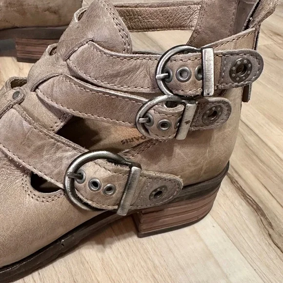 Dromedaris Kelsy short summer ankle boots in a pearl leather Size 38/8